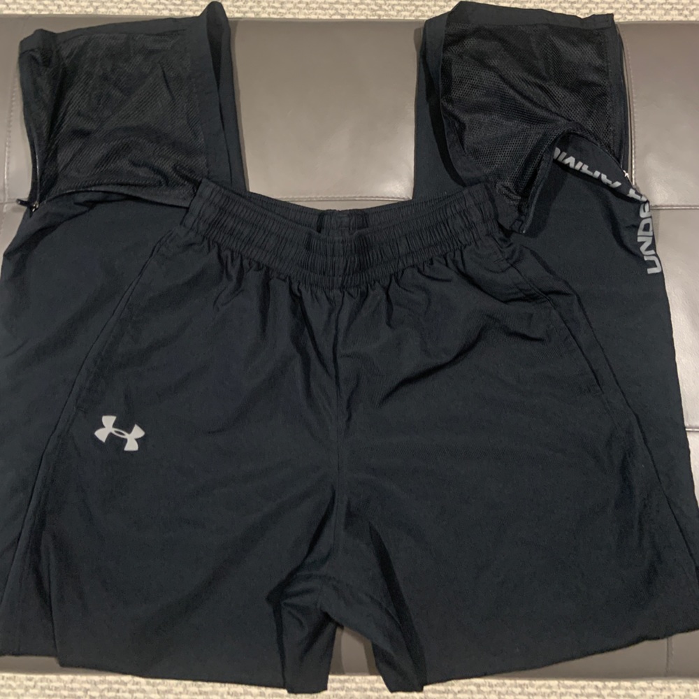 Men's Small Black UNDER ARMOUR wind-resistant pants.